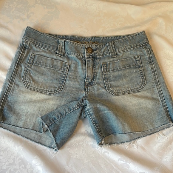 American Eagle jean shorts with 2 front and 2 back pockets light wash Sz 8 - Picture 1 of 12